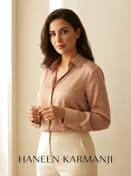 אישה אלגנטית מציגה קולקציית HANEEN KARMANJI